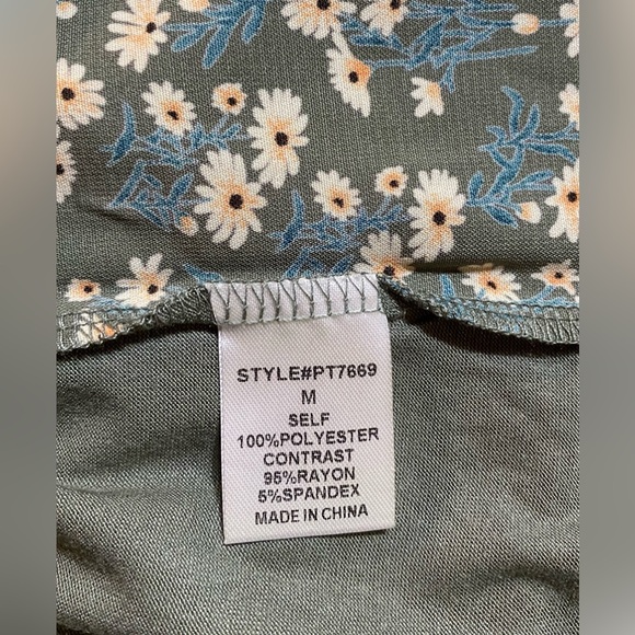 NWT PAPERMOON SLEEVELESS V-NECK BLOUSE SIZE MEDIUM IN SAGE FLORAL - Picture 2 of 3